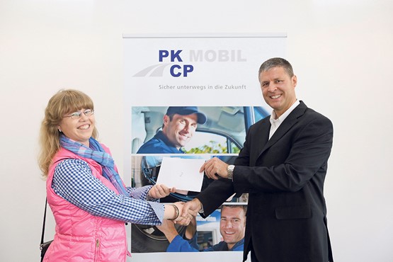 Mit viel Schwung und neuen Synergien: PK-MOBIL-Geschäftsleiter Roland Graf und eine glückliche Gewinnerin bei der Preisverleihung am Stand der PK MOBIL am Tag der offenen Türe in der Mobilcity.