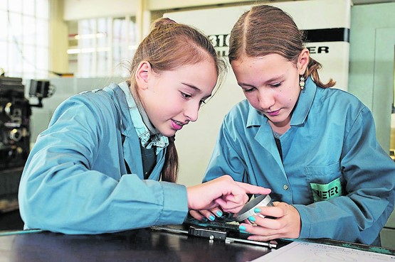 Mädchen entdecken am Zukunftstag die technische Arbeitswelt.Bild: zVg