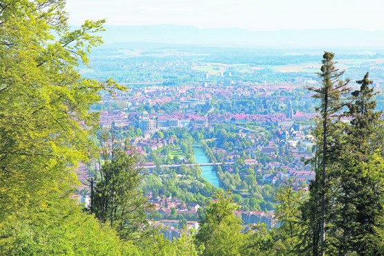 Verdichten? Gerne – aber bloss nicht bei uns: Blick vom Berner Hausberg Gurten über die Stadt Bern zum Jura.