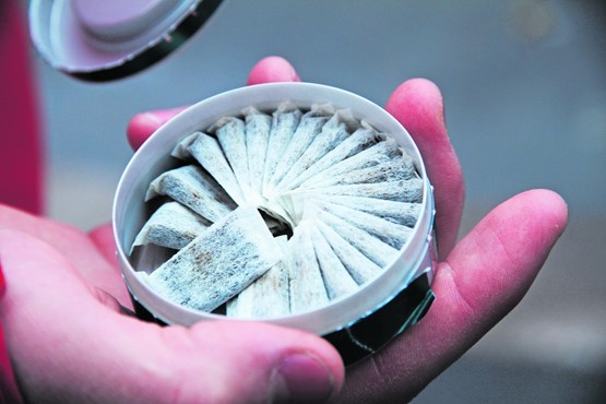 Seit 1822 eine Alternative zu Rauchtabak: Schwedisches Snus wird in Päckchen konsumiert.BILD: FOTOLIA