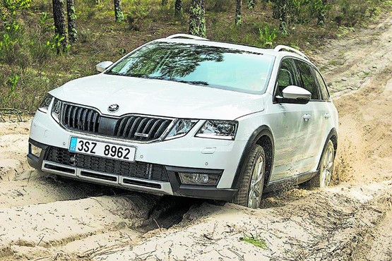 Volvo V90 Cross Country: Etwas höher auf den Rädern kommt diese Va­riante all jenen entgegen, die öfter abseits befestigter Strassen unterwegs sein müssen. Geblieben ist der hohe Wohlfühlfaktor.