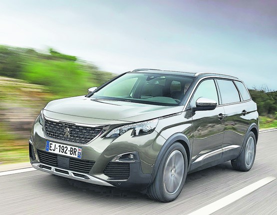 Peugeot 5008: Das grosse SUV aus Frankreich muss ohne Allradantrieb auskommen, macht dies aber gut. Auffallend sind die sparsamen Antriebseinheiten sowohl mit Benzin- und Dieselmotoren.