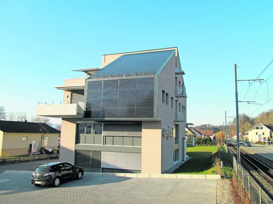 Neu an der Aussenfassade des Wohn- und Geschäftshauses aargNet im aargauischen Hirschtal ist die Solar-Hülle.