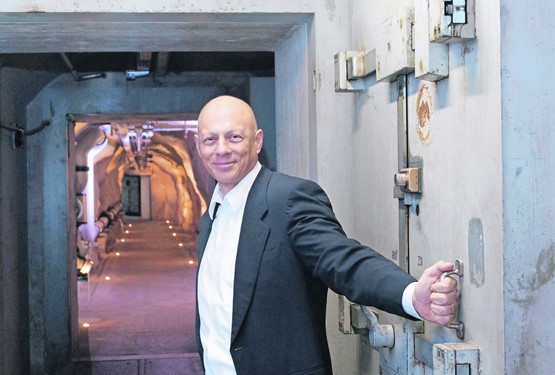 Tobias Christen ist Mitbegründer und CEO der DSwiss AG, hier im Hoch-sicherheits-Datencenter, in einem ehemaligen Militär-Kommandobunker in den Schweizer Bergen.