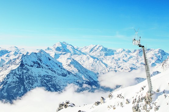 Vertraut mit alpinen Gefahren: Die Avalanche Control AG in Reichenbach im Kandertal hat weltweit schon 360 Lawinen-Sprengmasten installiert wie hier in Zermatt. Kleines Bild: CEO Samuel ­Wyssen will künftig noch mehr Märkte erschliessen.BildER: zvg/CR