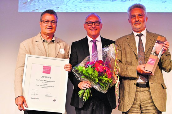 Das Projekt Albergo  Corippo gewinnt den Hotel  Innovations-Award 2017  (v.l.): Marco Molinari,  Markus Baumann und Fabio  Giacomazzi.Bild: zVg