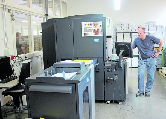 Starkes Wachstumssegment: Zu den modernsten Errungenschaften der  AST & FISCHER AG in Wabern/BE gehört die Digitaldruckmaschine, welche in  Sachen Qualität keine Wünsche offen lässt.