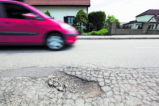 Gewisse Defekte an Strassen sind offensichtlich – mit StreetTrace lassen sich auch kleinere Schäden einfach lokalisieren und dokumentieren.BILD: ZVG