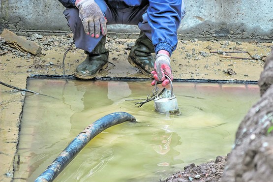 Hochwasser verursacht nicht nur kurzfristige Elementarschäden, sondern kann in schlimmen Fällen die Produktion für lange Zeit auf  Eis legen.Bild: Fotolia