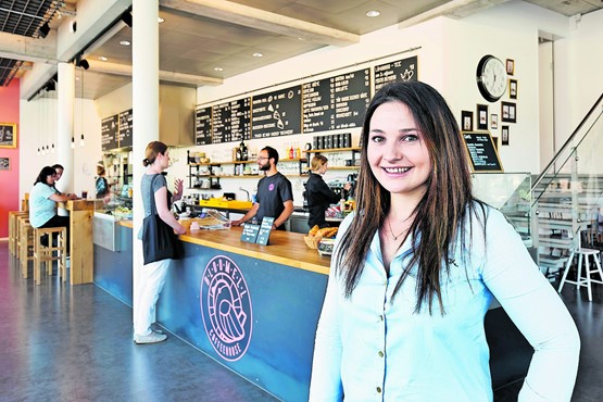 Innovation durch soziale Verantwortung: Raphaela Häfeli, Betriebsleiterin des Bloomell Coffeehouses in Olten, integriert leistungsbeeinträchtigte Menschen in den ersten Arbeitsmarkt. BILD: ANDRé ALBRECHT