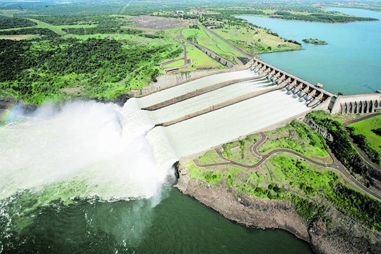 Argentinien und Brasilien haben die Schleusen für eine erfolgreiche Zukunft geöffnet. Im Bild das Itaipú-Wasserkraftwerk an der Grenze zwischen Paraguay und Brasilien, bis 2006 bezüglich der Leistung das grösste Wasserkraftwerk der Welt.