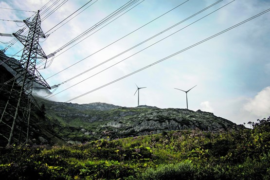 Beim Beziehen von Strom sind erhebliche Einsparungen möglich; wichtig ist eine neutrale Beratung: Windturbinen und Stromleitungen am Nufenenpass.BILD: KEYSTONE/Olivier Maire