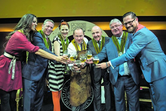 Nationalratspräsident Jürg Stahl (Mitte) wurde vom Schweizer Brauerei-Verband SBV der goldene Bierorden verliehen.BILD: ZVG