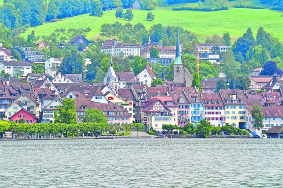 Die auf dem Finanzplatz aktiven Verbände erzielten gemeinsam einen Erfolg: Blick vom Zugersee auf die Stadt Zug.BILD: Fotolia