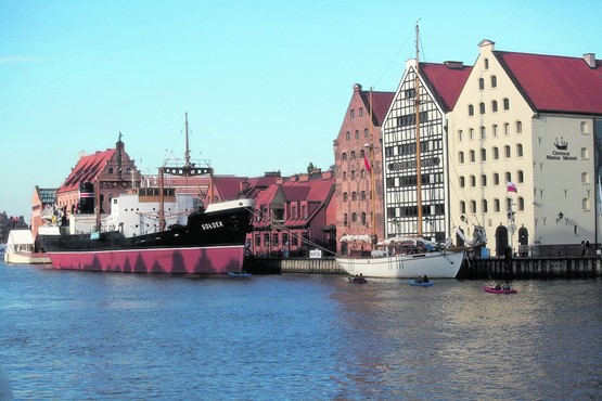 Die Hafenstadt Danzig liegt in Pommern an der Ostsee, rund 350 Kilometer nordwestlich von  Warschau.