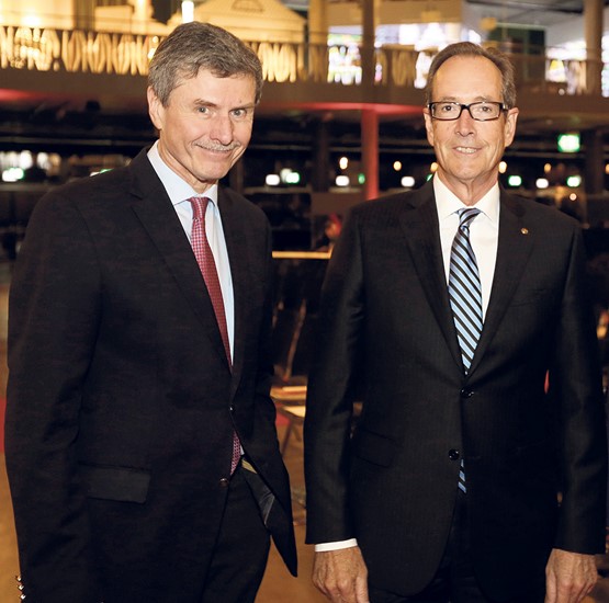 AGVS-Zentralpräsident Urs Wernli (rechts) mit dem Referenten Ferdinand Dudenhöffer.