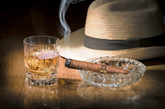 Eine aromatische Zigarre und einen feinen Whisky unter einen Hut zu bringen, sollte auch für die Vertreter von Väterchen Staat guten Gewissens möglich sein.