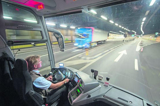 17 Kilometer Stress und Unsicherheit: Reisecars und Lastwagen fahren im Gegenverkehr durch den Gotthardtunnel, getrennt nur durch eine handbreit Luft. Ein zweiter Tunnel bringt massiv mehr Sicherheit.BILD: KEYSTONE / Urs Flüeler