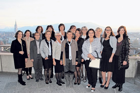 Stolz und zufrieden: Die ersten Absolventinnen halten den  eidg. anerkannten Fachausweis «KMU Unternehmensführung» in den Händen und haben damit ein ­Zeichen für die Frauen in der KMU-Wirtschaft gesetzt. 