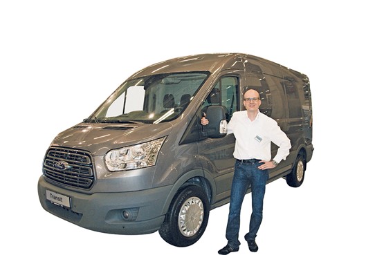 Marc Brunner versteht sich mit dem Ford Transit bestens. Als Manager Sales & Marketing CV weiss er auf jede Frage eine fundierte Antwort.