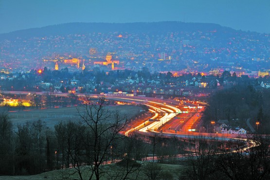 Gute Verkehrsinfrastrukturen sind unverzichtbar: Feierabendverkehr rund um Zürich.BILD: KEYSTONE/Gaetan Bally