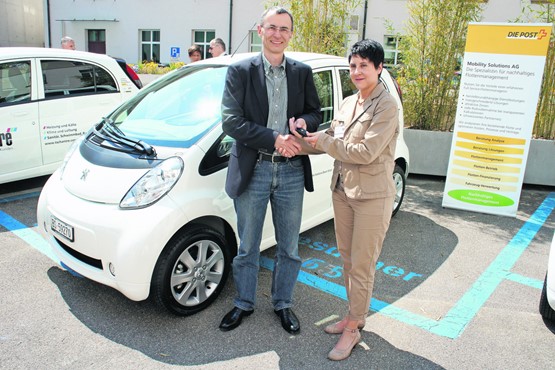 Dominik Keller, stellvertretender Leiter des Amts für Umwelt und Energie von Basel-Stadt, nimmt im Mai 2011 im Rahmen des Projekts EmobilitätBasel einen Peugeot iOn entgegen.Bild: Amt für Umwelt und Energie Basel-Stadt
