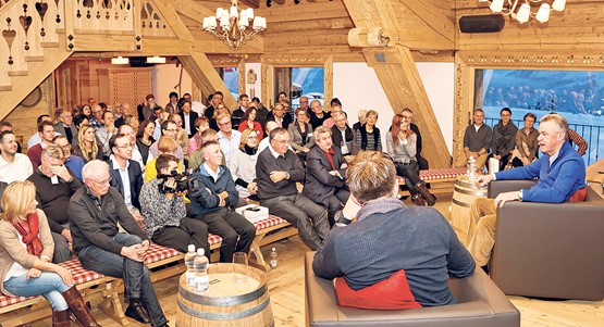 Grosses Finale einer gelungenen «Klosters»-Ausgabe 2014: (Noch)-Nati-Trainer Ottmar Hitzfeld (rechts) vermochte die gespannte Zuhörerschaft mit viel Nachdenklichem und lockeren Bonmots aus seinem langen und überaus erfolgreichen Fussballerleben in den Bann zu schlagen.BILD: ANDRÉ ALBRECHT