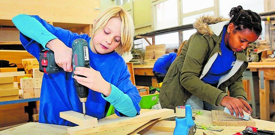 Bei der Nachwuchsförderung auf Frauenpower setzen: Am «Nationalen Zukunftstag» schnupperten zehn Mädchen bei der Beer Holzbau AG in Ostermundigen «Zimmermannsluft».