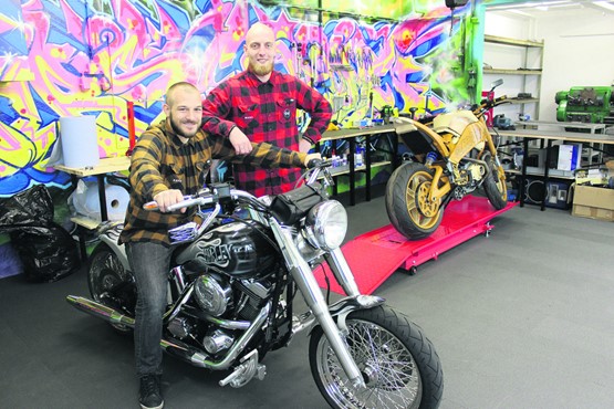 Brennen darauf, so richtig loszulegen: Kevin Breitschmid und Marc Suwald verwirklichen mit «Stars & Chrome» den Traum vom eigenen Unternehmen und haben sich mit ihren Custombikes in einem wachsenden Markt eine individuelle Nische geschaffen (v.l.).bild: CR