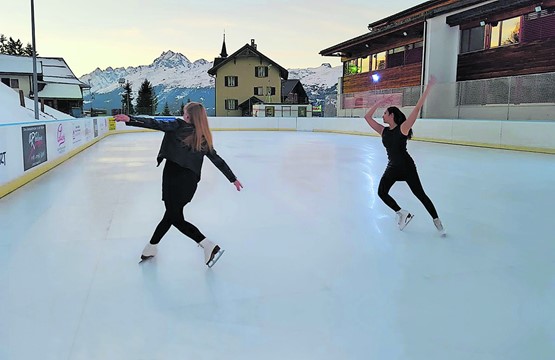 Glice®-Kunsteisbahnen sind qualitativ so hochwertig, dass auch Eishockeyspieler und Eiskunst­läuferinnen begeistert auf dem synthetischen Eis ihre Kreise ziehen. ­Kleines Bild: Glice®-Mit­begründer Viktor Meier.