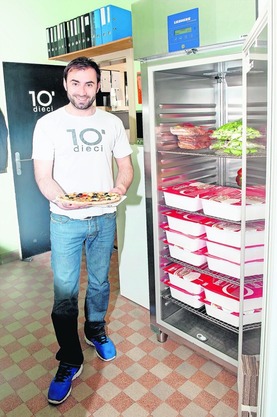 Feine Pizzas aus der Dieci-Filiale in Bern: Filialleiter Petrit Himaj vor dem stromsparenden Gastrokühlgerät, das vom Stadtberner Förderprogramm «Eiskalt sparen» unterstützt ­wurde.Bild: Olaf Nörrenberg 