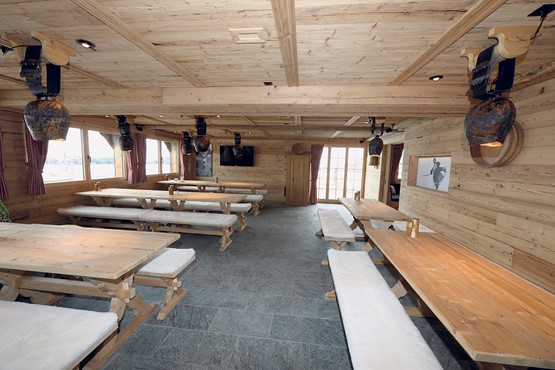 Für Ausflugs- und Businessgäste: Heimeliges Stübli mit Aussicht auf die Schweizer Bergwelt. 