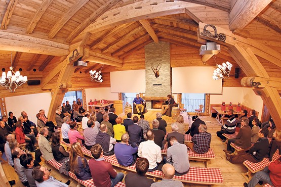 Urchige Tafel für 100 Personen: Hier kann man nach Herzenslust schlemmen und geniessen.