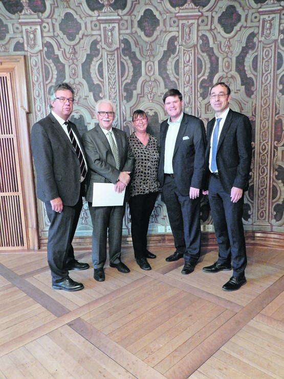 Stehen gemeinsam für eine starke KMU-Wirtschaft ein (v.l.): Jürg Michel (Direktor Bündner Gewerbeverband), Hans M. Richle (Präsident Kantonaler Gewerbeverband St. Gallen), Barbara Müller-Buchser (Präsidentin Kantonaler Gewerbeverband Schaffhausen), Hansjörg Brunner (Präsident Thurgauer Gewerbeverband) und Thomas Hess (Geschäftsführer Kantonaler Gewerbeverband Zürich).