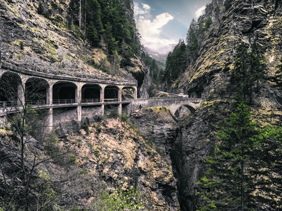 Mehr Stau und Unfälle im Mittelland und an den Alpenpässen im Wallis und im Graubünden: Das wären die verheerenden Konsequenzen, wenn die Sanierungsröhre am Gotthard-Strassentunnel im Februar nicht vom Schweizer Stimmvolk akzeptiert wird. 