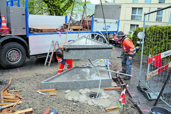 Mit gesellschaftlichen Veränderungen haben sich auch die Arbeitsbereiche der Steinbildhauer und Steinmetze geändert: Hier wird ein Brunnen aus Stein installiert. BILD: ZVG