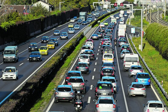 Nichts geht mehr: Stau auf der Autobahn Genf–Lausanne bei Morges im Kanton Waadt.BILD: KEYSTONE/ LAURENT GILLIERON