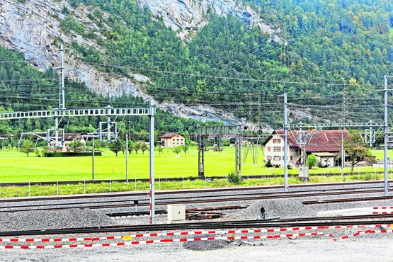 Überdimensionale Kosten und Landverschleiss: Insgesamt müssten im Kanton Uri und im Tessin für Personenwagen und Lastwagen ganze vier Verladeanlagen gebaut werden. Nur schon Bau und Betrieb kosten bis zu einer Milliarde Franken.Bild: André Albrecht