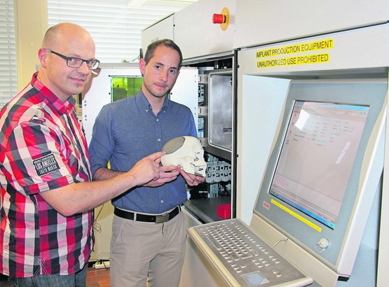 CEO Ralf Schumacher mit seinem Mitarbeiter Philippe Chavanne (v.l.) vor dem 3D-Drucker in der FHNW in Basel: Sie haben sich mit Innovation und Wissen in der Medizinaltechnik bereits einen Namen gemacht und wollen sich nun auch im europäischen Markt etablieren.