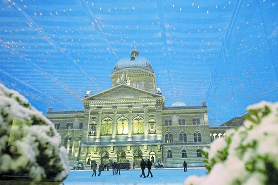 Trotz anderslautenden Lippenbekenntnissen breitet sich der Staat immer mehr aus: Das Bundeshaus im Winterkleid.