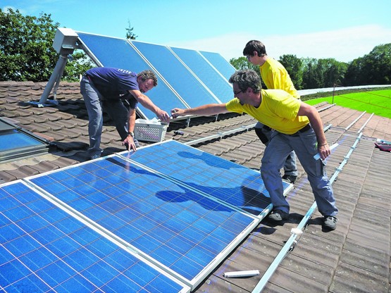 Der Innovationsstandort Schweiz hat in den vergangenen Jahren in den Bereichen «Erneuerbare Energie» sowie «Umwelt- und Effizienztechnologien» bahnbrechende Entwicklungen hervorgebracht. Die Gebäudehülle ist hier an der Spitze dabei. Kleines Bild: Isabel Morollon, Redaktion & Kommunikation sowie Karin Gamma, Leiterin  MarKom & Events (v. l.). Bilder: Gebäudehülle Schweiz/CR