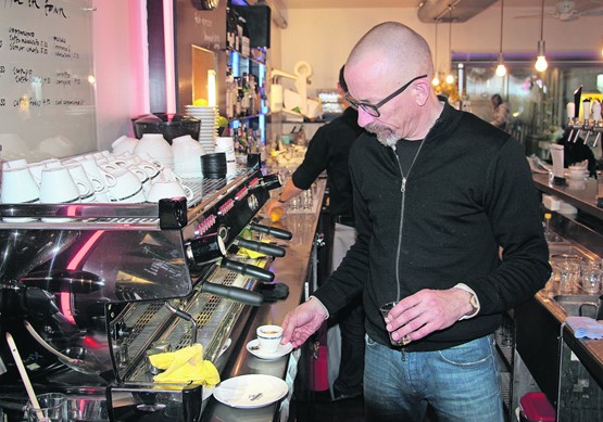 Ein umtriebiger Unternehmer sowohl hinter der Bar als auch im Netz: Adrian Iten ist mit viel Kreativität mit seiner Café-Bar auf den sozialen Plattformen präsent und macht sich so die Möglichkeiten der Digitalisierung zunutze. Bild: CR