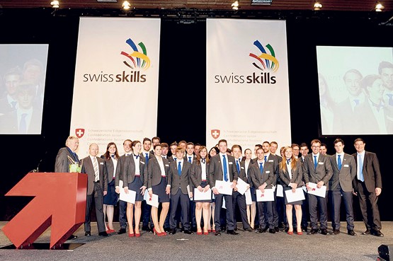 Gipfeltreffen der Besten: Die 39 Kandidatinnen und Kandidaten der WorldSkills Leipzig 2013, welche die Schweiz souverän vertreten hatten, zusammen mit (v.l.) Hans Ulrich Stöckling, Stiftungsratspräsident von SwissSkills, Josef Widmer, stellvertretender Staatssekretär des SBFI, sowie Mauro Dell’Ambrogio, Staatssekretär des SBFI.