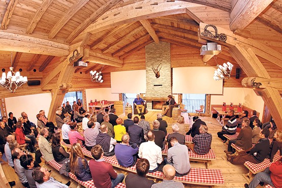 Krönender Schlusspunkt im «Madrisahof» oberhalb von Klosters: Ottmar Hitzfeld (Noch-) Trainer der Fussballnationalmannschaft stand Sascha Ruefer, Moderator Sport SRF, Red und Antwort und erzählte aus seinem Leben als Fussballer und Trainer, wobei er Inputs fürs Gewerbe einfliessen liess.Bilder: André Albrecht