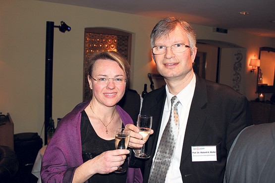 Beim Apéro:  Roland A. Müller, Direktor des Schweizerischen Arbeitgeberverbandes, mit Gattin Katalin Müller- Waagthaler.
