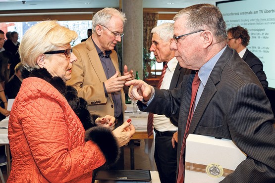 Angeregte Gespräche (vorne v.l.):  Andrea Trümpy, Präsidentin des GVGL Glarus und  sgv-Vorstandsmitglied, sowie Präsident des Baumeisterverbandes, Werner Messmer. Hinten v.l.: sgv-Direktor Hans-Ulrich Bigler und  Rudolf Strahm, ehem. Preisüberwacher und Kolumnist.