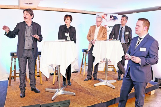 Unter der Leitung von Dominik Feusi (BaZ, rechts) diskutierten über die Zukunft der Altersvorsorge (v.l.): Ständerat Paul Rechsteiner (SP, Präsident SGB) und die Nationalratsmitglieder Ruth Humbel (CVP), Hans-Ulrich Bigler (FDP/Direktor sgv) und Thomas de Courten (SVP).