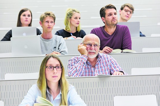 Kommt die AHV-Reform durch, so schauen Rentner ebenso in die Röhre wie Frauen und Junge.Bild: KEYSTONE/Christof Schuerpf