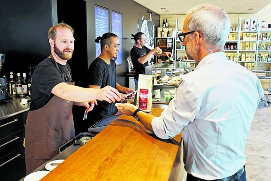 Der Kunde steht immer im Mittelpunkt: Inhaber Philippe Gacond und sein Stellvertreter Francisco Velazquez beraten im neuen Home Barista Shop am Bahnhofplatz in Aarau ihre Kundschaft mit viel Herzblut (v.l.).