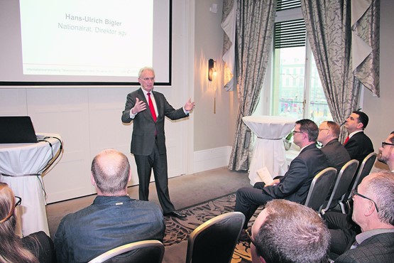 FDP-Nationalrat und sgv-Direktor Hans-Ulrich Bigler stellt am Workshop klar: «Tabakprodukte sind nur der Anfang. Die Regulierungswut schwappt auf weitere Genussmittel wie Alkohol, Fett, Zucker und Salz über. Deshalb wehret den Anfängen.» 